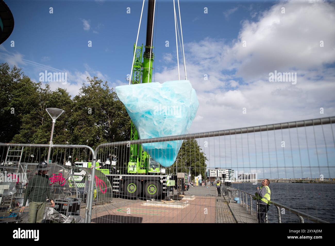 University of East London Docklands Campus, Großbritannien. Samstag, 24. Und Sonntag, 25. August. Taw ist die Aufführung der australischen Theatergruppe Legs on the Wall Performersperformed für 8 Stunden auf einer 2,7 Tonnen schweren Eisskulptur, die manchmal 20 Meter in die Luft gehoben wurde, um eine Partitur des alaskischen Komponisten Matthew Burtner zu erhalten. Tau befasst sich mit dem Einfluss der Menschheit auf den Planeten. Die Aufführung war Teil des Greenwich and Docklands International Festival (GDIF), das vom 23. August bis 8. September stattfindet. Abdullah Bailey/Alamy Stockfoto