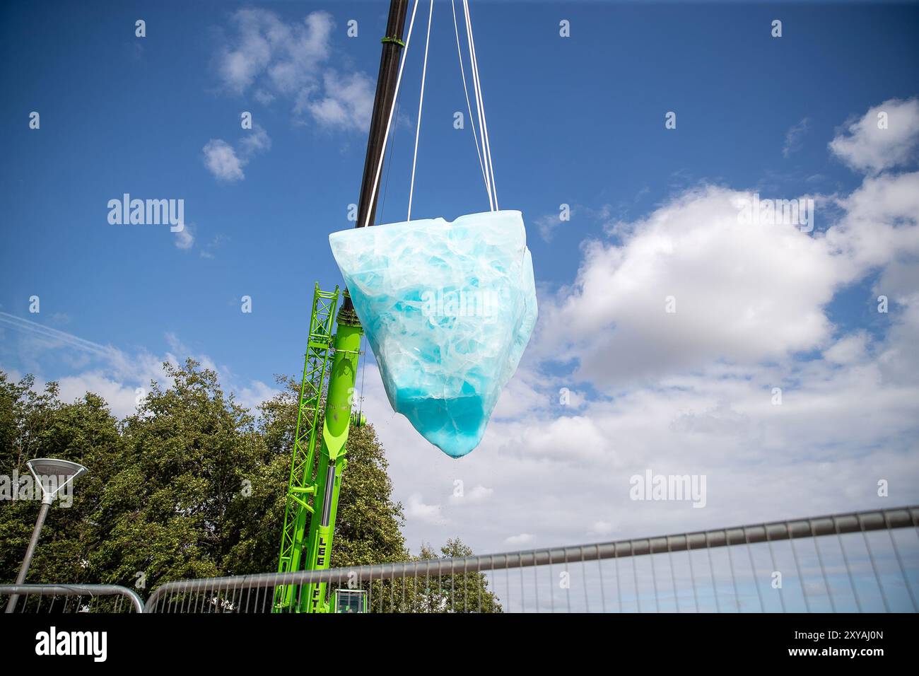 University of East London Docklands Campus, Großbritannien. Samstag, 24. Und Sonntag, 25. August. Taw ist die Aufführung der australischen Theatergruppe Legs on the Wall Performersperformed für 8 Stunden auf einer 2,7 Tonnen schweren Eisskulptur, die manchmal 20 Meter in die Luft gehoben wurde, um eine Partitur des alaskischen Komponisten Matthew Burtner zu erhalten. Tau befasst sich mit dem Einfluss der Menschheit auf den Planeten. Die Aufführung war Teil des Greenwich and Docklands International Festival (GDIF), das vom 23. August bis 8. September stattfindet. Abdullah Bailey/Alamy Stockfoto