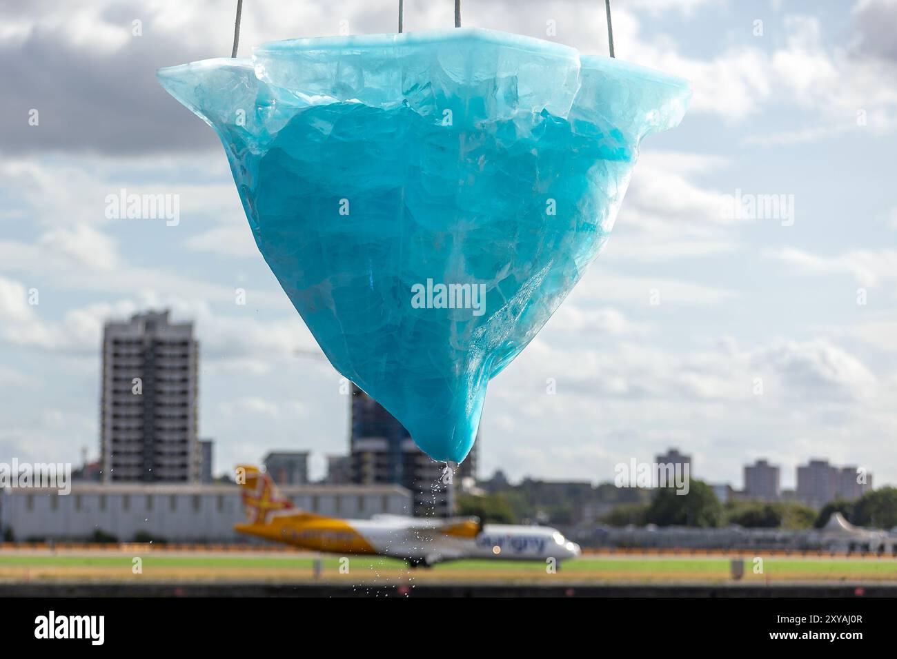 University of East London Docklands Campus, Großbritannien. Samstag, 24. Und Sonntag, 25. August. Taw ist die Aufführung der australischen Theatergruppe Legs on the Wall Performersperformed für 8 Stunden auf einer 2,7 Tonnen schweren Eisskulptur, die manchmal 20 Meter in die Luft gehoben wurde, um eine Partitur des alaskischen Komponisten Matthew Burtner zu erhalten. Tau befasst sich mit dem Einfluss der Menschheit auf den Planeten. Die Aufführung war Teil des Greenwich and Docklands International Festival (GDIF), das vom 23. August bis 8. September stattfindet. Abdullah Bailey/Alamy Stockfoto