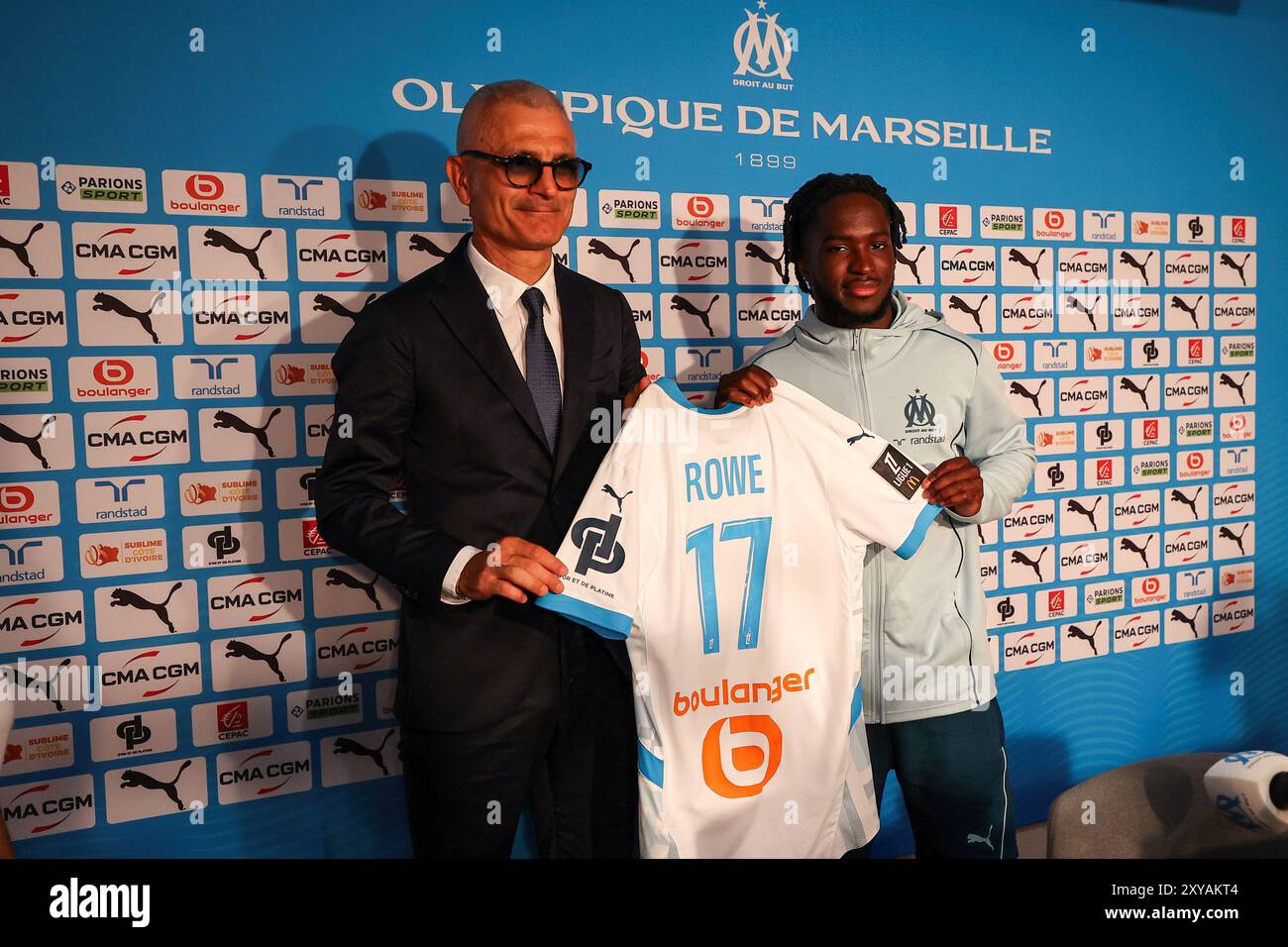 Marseille, Frankreich. August 2024. Der neue Olympique de Marseille-Spieler Jonathan Rowe (R) während seiner Präsentation vor der Presse durch Fabrizio Ravanelli (L). Jonathan Rowe ist 21 Jahre alt und spielt als Stürmer und Leihgabe an Olympique de Marseille vom englischen Verein Norwich. Er wurde der Presse von Fabrizio Ravanelli, ehemaliger Marseille-Spieler und aktueller Sportberater, vorgestellt. (Foto: Denis Thaust/SOPA Images/SIPA USA) Credit: SIPA USA/Alamy Live News Stockfoto
