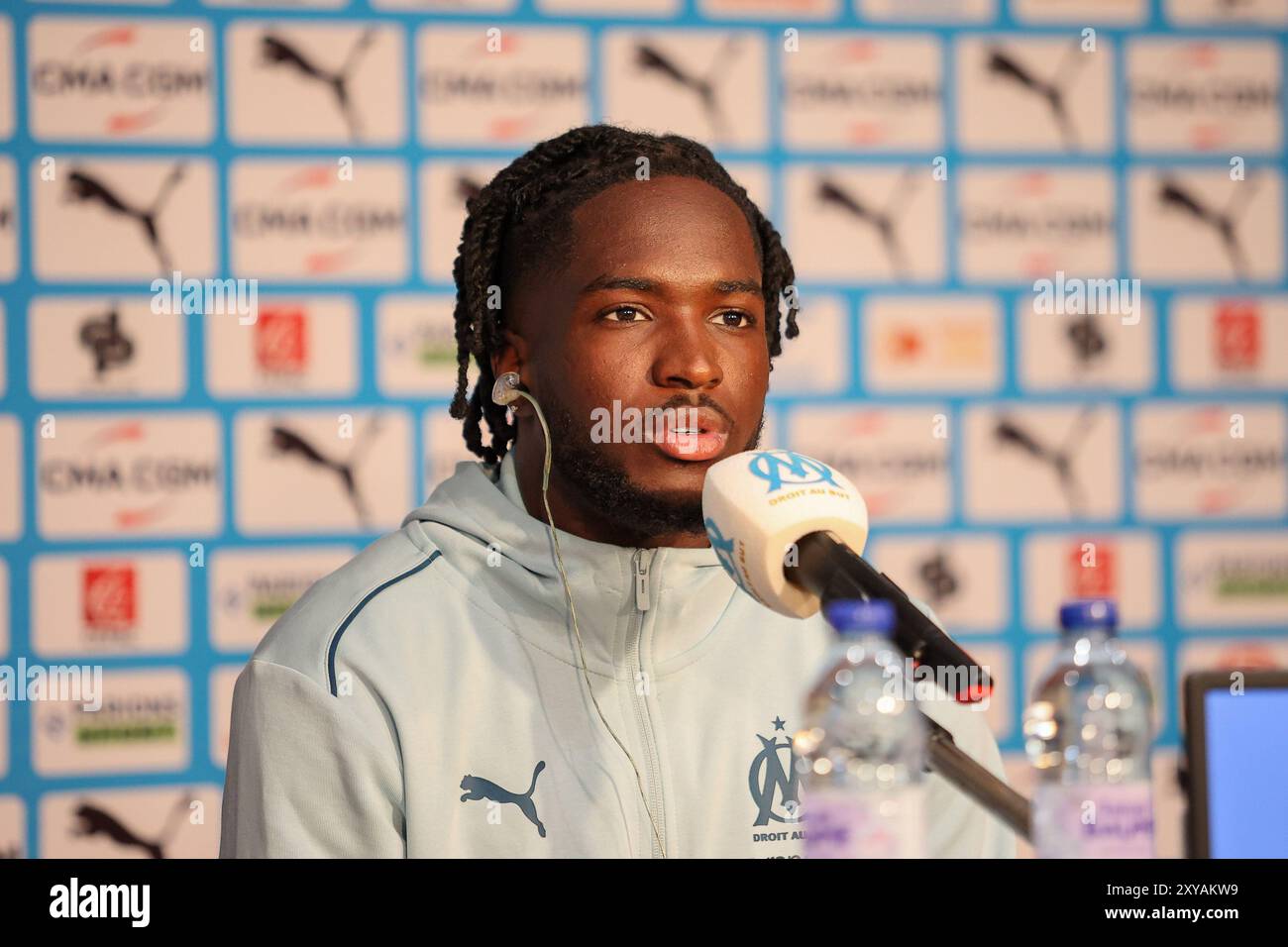 Marseille, Frankreich. August 2024. Jonathan Rowe, neuer Olympique de Marseille-Spieler, spricht während seiner Präsentation vor der Presse. Jonathan Rowe ist 21 Jahre alt und spielt als Stürmer und Leihgabe an Olympique de Marseille vom englischen Verein Norwich. Er wurde der Presse von Fabrizio Ravanelli, ehemaliger Marseille-Spieler und aktueller Sportberater, vorgestellt. (Foto: Denis Thaust/SOPA Images/SIPA USA) Credit: SIPA USA/Alamy Live News Stockfoto