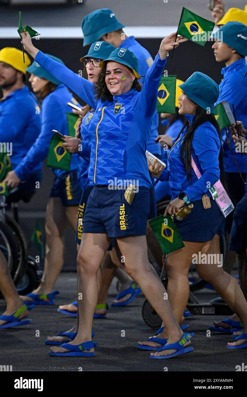 Paris, Ile de France, Frankreich. August 2024. Team Brasilien tritt an der Paralympics-Eröffnungszeremonie 2024 in Paris ein. (Kreditbild: © Mark Edward Harris/ZUMA Press Wire) NUR REDAKTIONELLE VERWENDUNG! Nicht für kommerzielle ZWECKE! Stockfoto