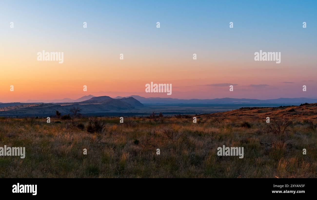 Wunderschöner Sonnenuntergang über Lava Beds National Monument, CA, USA Stockfoto