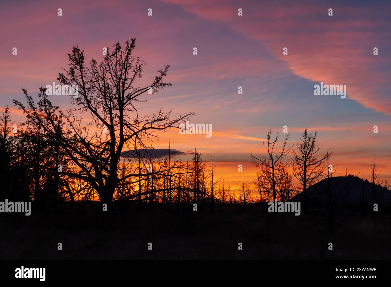 Fantastischer Sonnenuntergang über Lava Beds National Monument, Kalifornien, USA Stockfoto