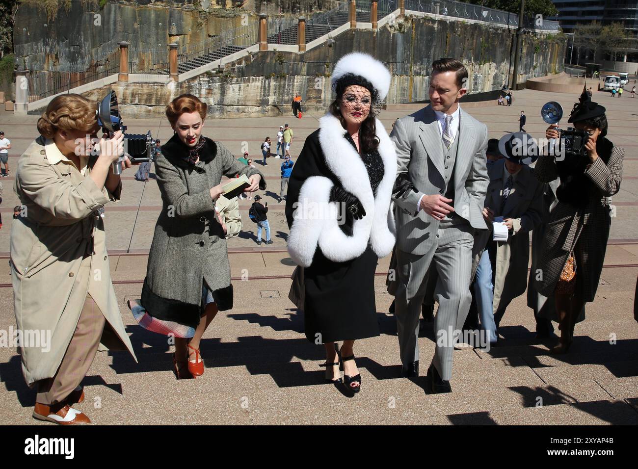 Sydney, Australien. August 2024. Erster Blick der internationalen Superstar Sarah Brightman als Norma Desmond vom SUNSET BOULEVARD, der vor ihrem Debüt im Sydney Opera House mit Tim Draxl und anderen Hauptdarstellern in voller Kostümierung erschien. Vorplatz Des Sydney Opera House, Bennelong Point, Sydney. Im Bild: Sarah Brightman und Tim Draxl, die die Rollen der Norma Desmond und Joe Gillis spielen. Quelle: Richard Milnes/Alamy Stockfoto