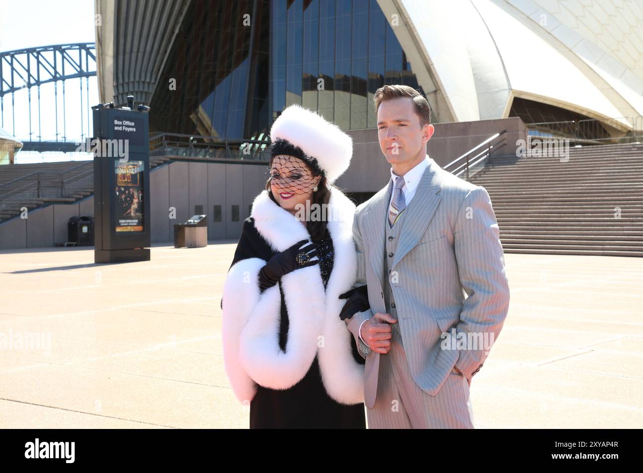 Sydney, Australien. August 2024. Erster Blick der internationalen Superstar Sarah Brightman als Norma Desmond vom SUNSET BOULEVARD, der vor ihrem Debüt im Sydney Opera House mit Tim Draxl und anderen Hauptdarstellern in voller Kostümierung erschien. Vorplatz Des Sydney Opera House, Bennelong Point, Sydney. Im Bild: Sarah Brightman und Tim Draxl, die die Rollen der Norma Desmond und Joe Gillis spielen. Quelle: Richard Milnes/Alamy Stockfoto