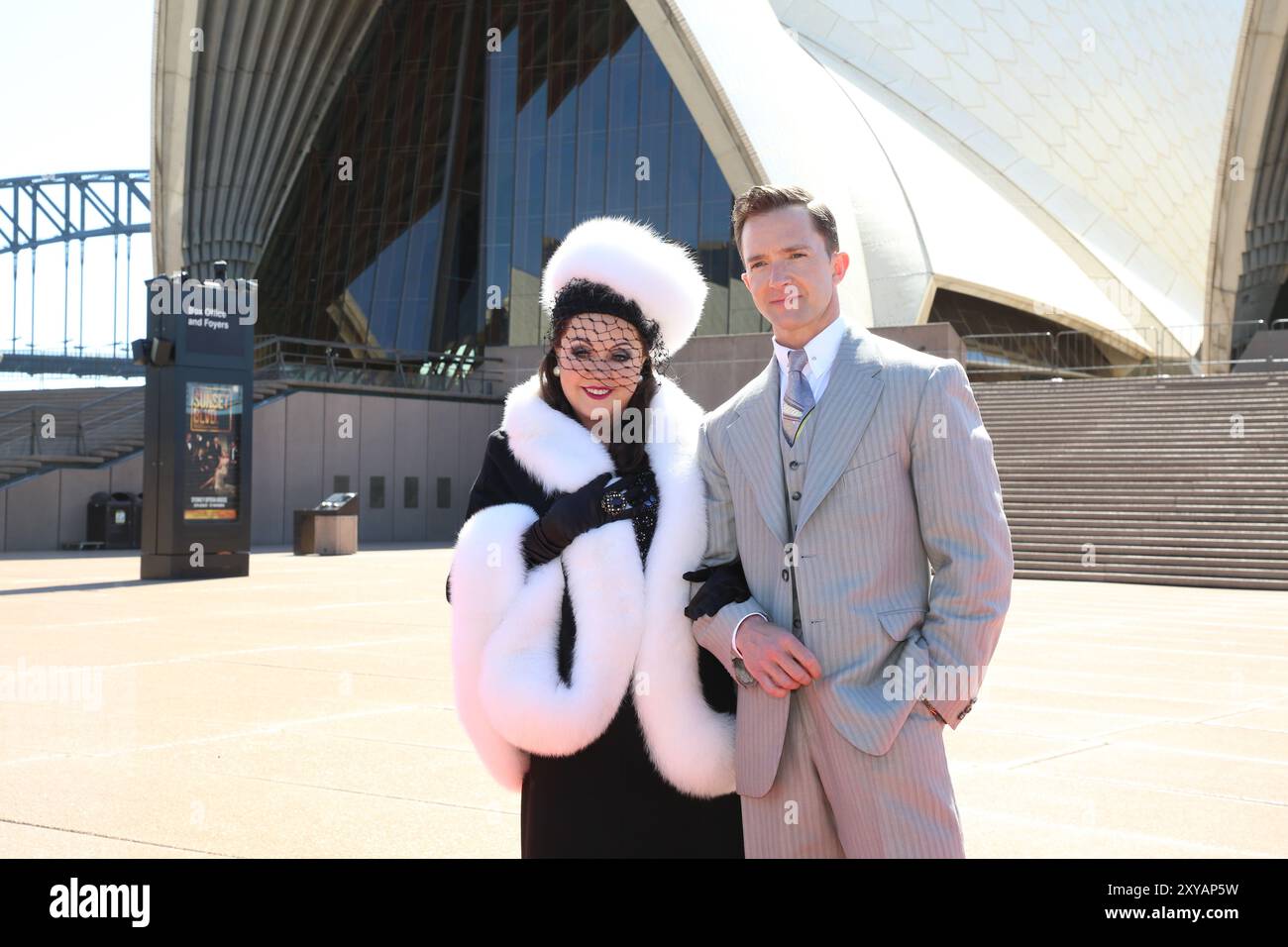 Sydney, Australien. August 2024. Erster Blick der internationalen Superstar Sarah Brightman als Norma Desmond vom SUNSET BOULEVARD, der vor ihrem Debüt im Sydney Opera House mit Tim Draxl und anderen Hauptdarstellern in voller Kostümierung erschien. Vorplatz Des Sydney Opera House, Bennelong Point, Sydney. Im Bild: Sarah Brightman und Tim Draxl, die die Rollen der Norma Desmond und Joe Gillis spielen. Quelle: Richard Milnes/Alamy Stockfoto