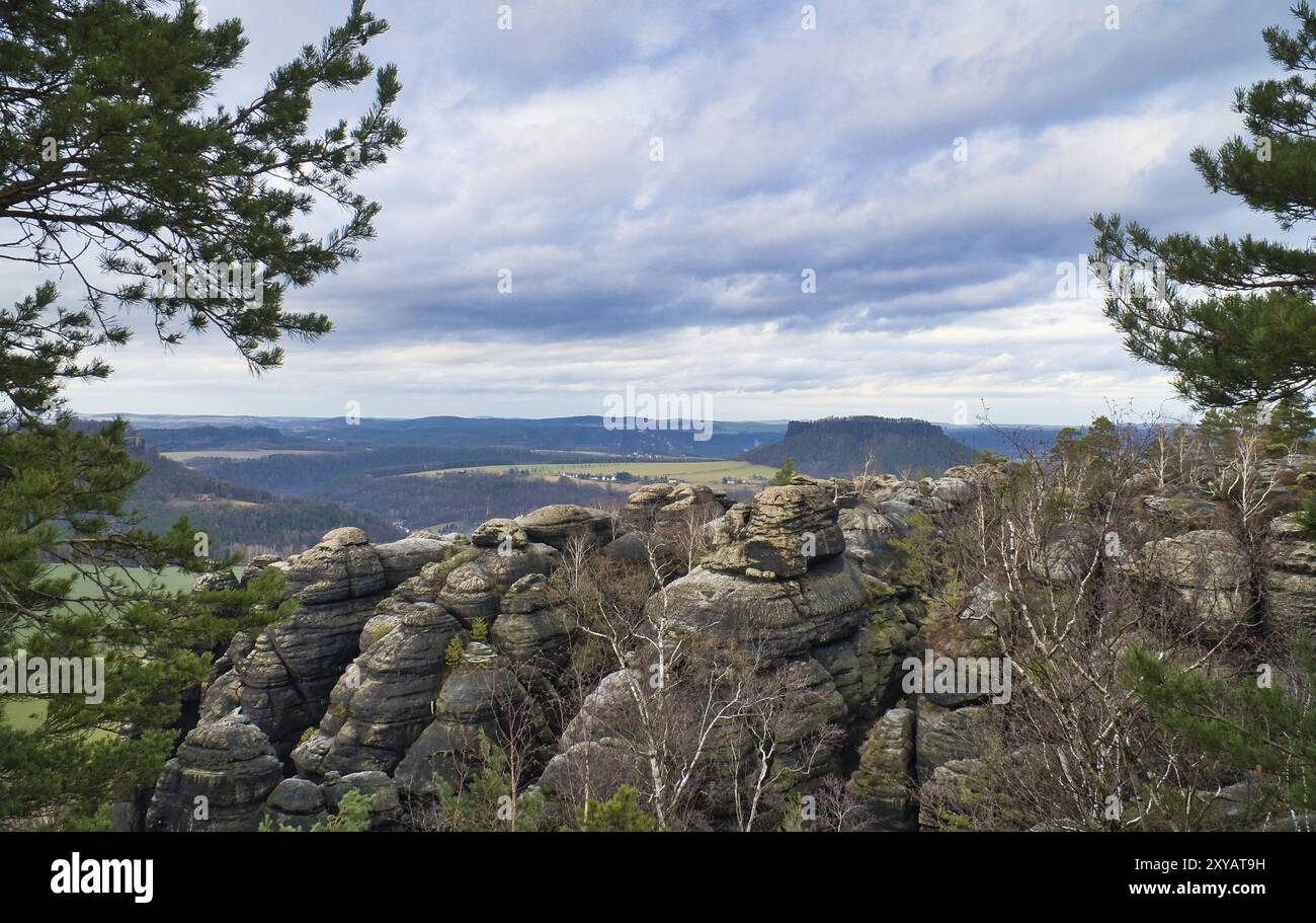 Blick vom Pfaffenstein in Schwarz-weiß. Wälder, Berge, Weite, Panorama. Landschaft aus dem Elbsandsteingebirge Stockfoto