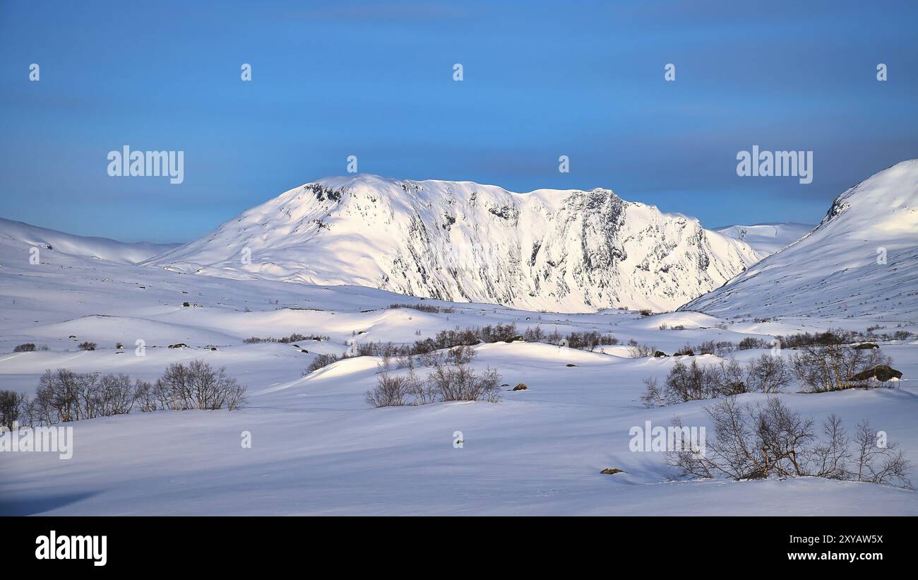 Norwegische hohe Berge im Schnee. Mit Schnee bedeckte Berge. Schneebedeckte Landschaft in Skandinavien Stockfoto