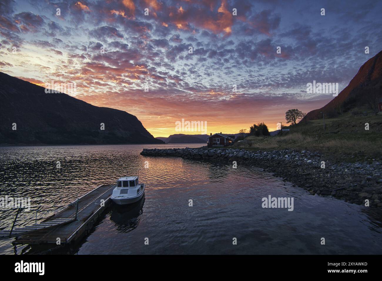 Sonnenuntergang auf dem Fjord von Selje Norwegen. Sehr schöne Farben spiegeln sich in den Wolken und dem Wasser. Angelurlaub in fantastischer Landschaft Stockfoto