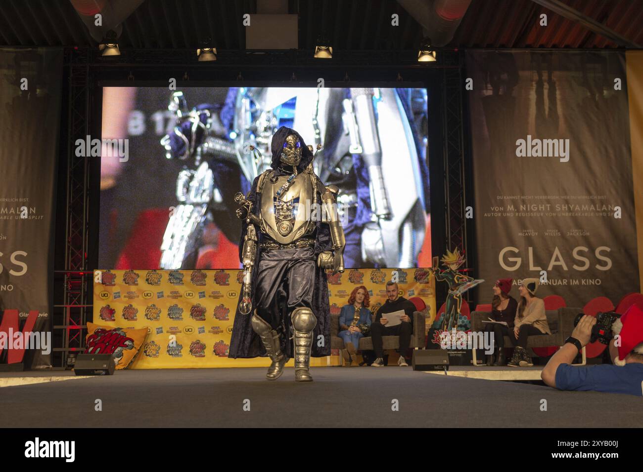 DORTMUND, 1. Dezember 2018: Cosplayer Kometenkrieger porträtiert eine fiktive Science-Fiction-Figur auf der German Comic Con Dortmund, ein zweitägiges Leben Stockfoto