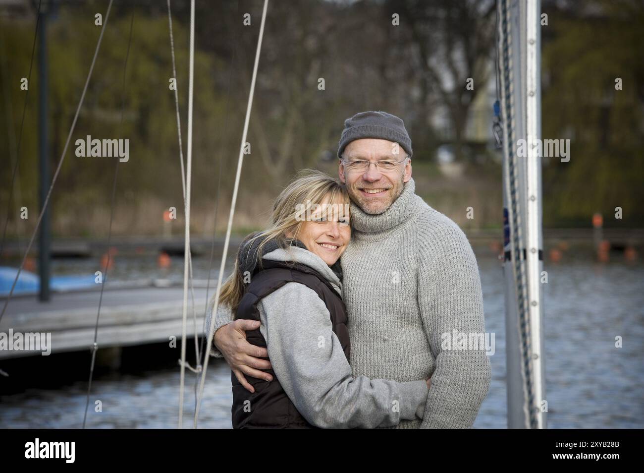 Glückliches Paar umarmt sich auf einem Segelboot Stockfoto