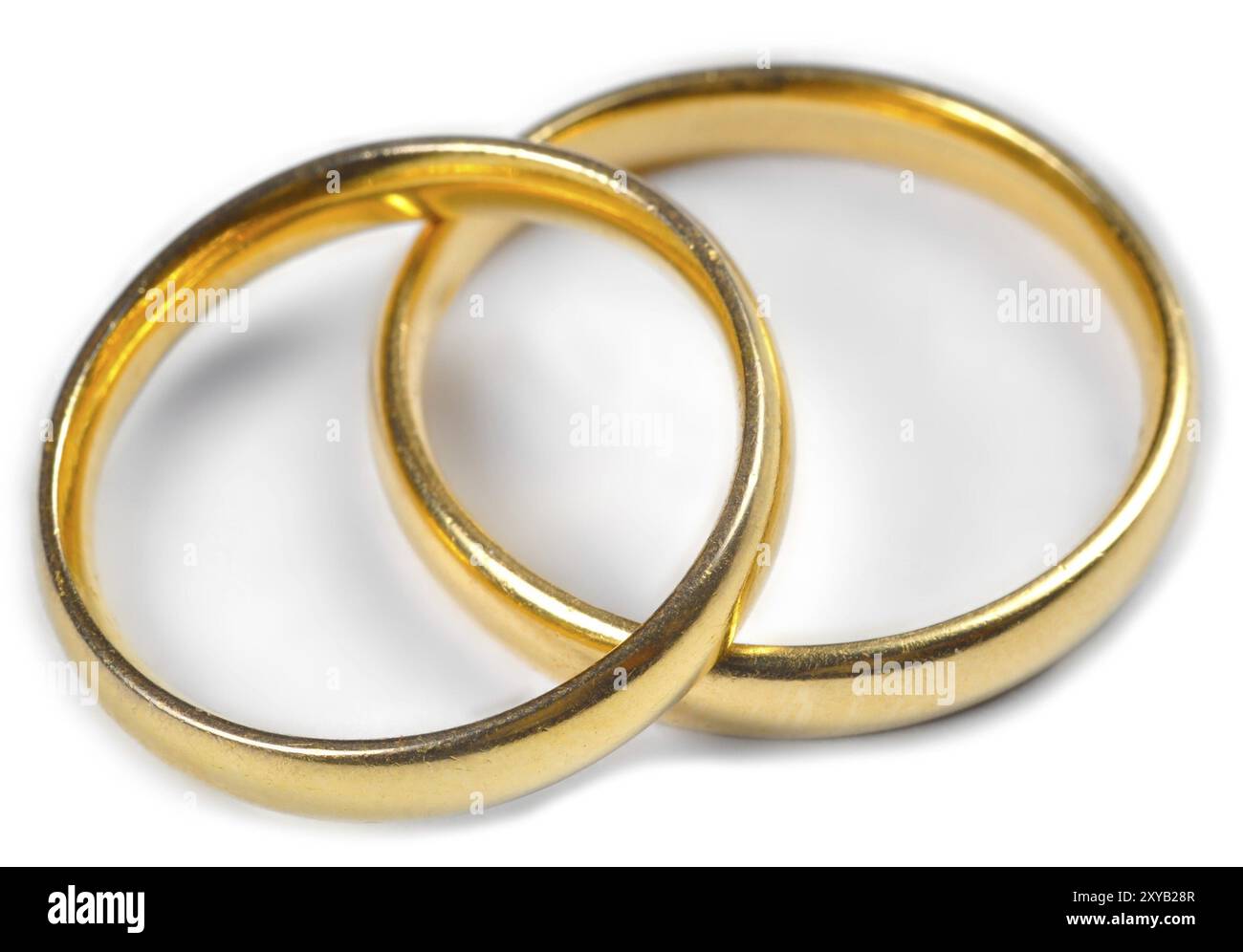 Zwei Trauringe auf weißem Hintergrund Stockfoto