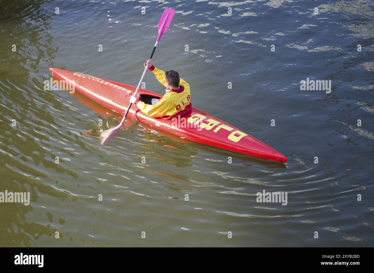 Kajak und Rettungsschwimmer der DLRG. Kajak und Rettungsschwimmer Stockfoto