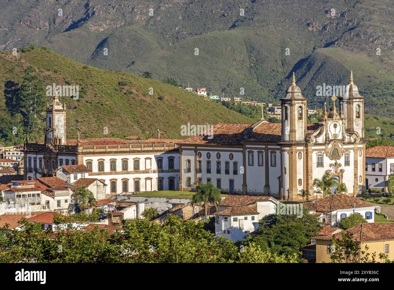 Ansicht von oben in der Mitte der historischen Stadt Ouro Preto in Minas Gerais, Brasilien, mit seinen berühmten Kirchen und alten Gebäuden mit Hügel im Hintergrund Stockfoto