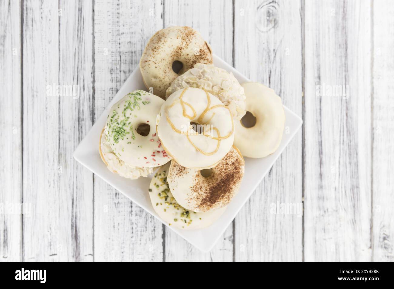 Einige frisch zubereitete Donuts (Ansicht von oben, Nahaufnahme) Stockfoto