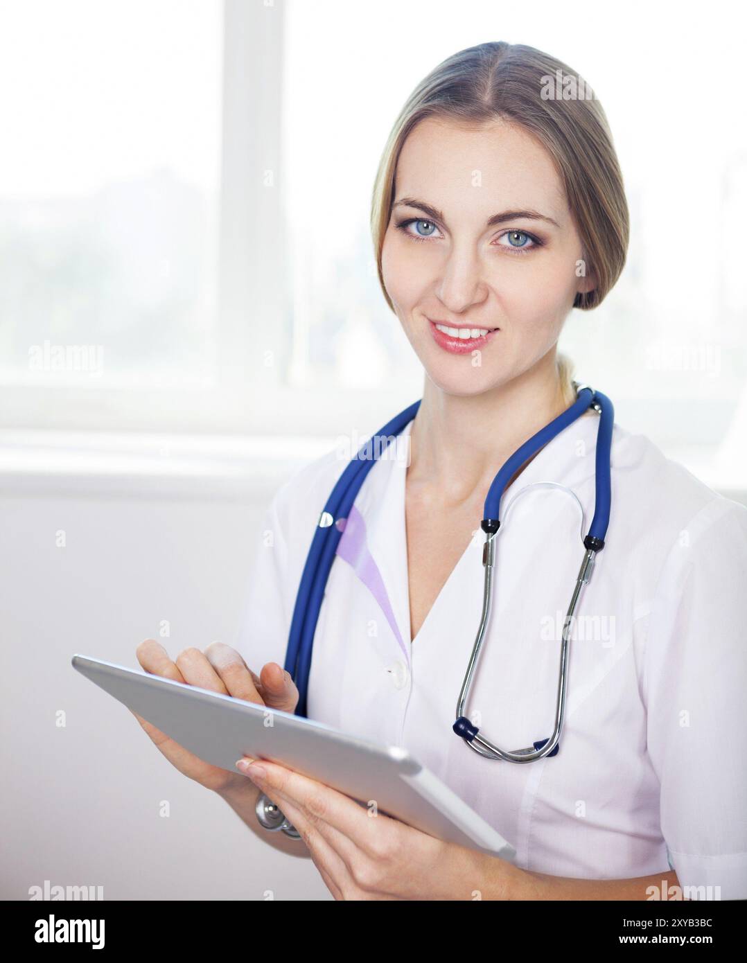 Ärztin mit Tablet-PC arbeiten Stockfoto