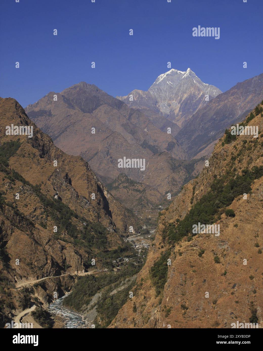 Fernsicht auf Tatopani und den Berg Nilgiri. Beliebter Ort mit natürlichen heißen Quellen. Annapurna Conservation Area, Nepal, Asien Stockfoto