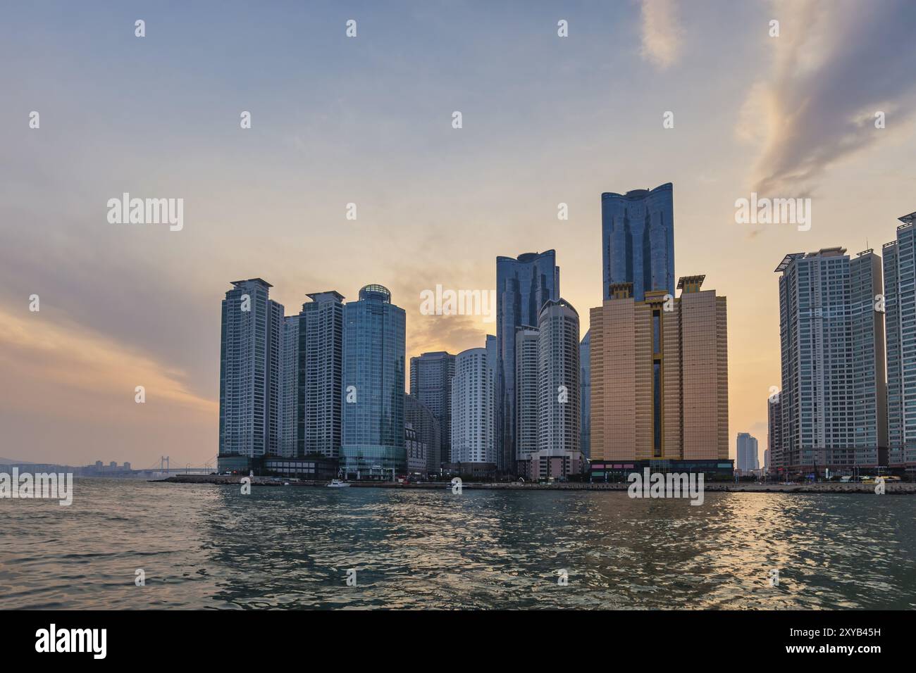 Busan Südkorea, Skyline bei Sonnenuntergang am Yachthafen von Busan und der Gwangandaegyo-Brücke Stockfoto