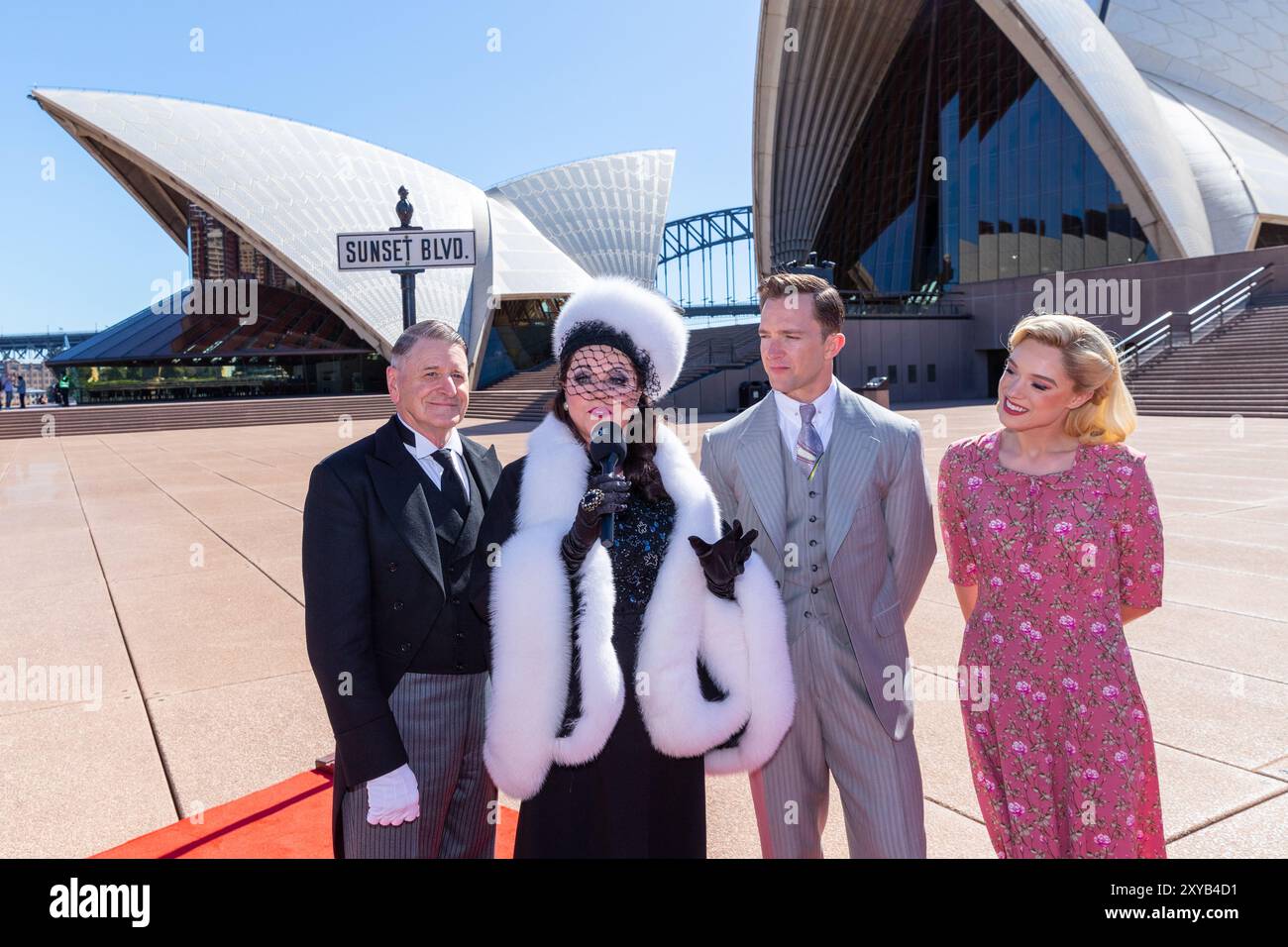 Sydney, Australien, 29. August 2024 nehmen Sarah Brightman und die Besetzer an einem Fotogespräch Teil, das vor ihrer Saison im Sunset Boulevard im Sydney Opera House auftritt. Im Bild: Robert Grubb, Sarah Brightman, Tim Draxl und Ashleigh Rubenach, die die Rollen von Max von Mayerling, Norma Desmond, Joe Gillis und Betty Schaefer spielen. Quelle: Robert Wallace / Wallace Media Network / Alamy Live News Stockfoto