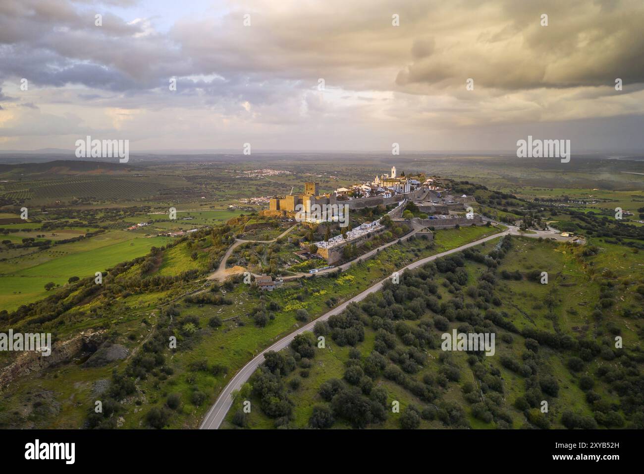 Monsaraz Drohne Luftaufnahme in Alentejo bei Sonnenuntergang, in Portugal Stockfoto