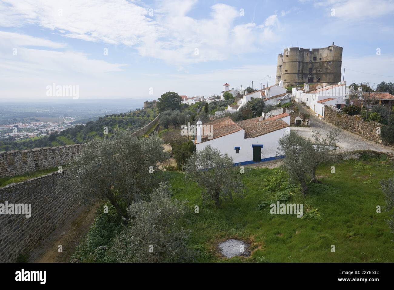 Evoramonte Stadtmauer historische Gebäude und Olivenhaine Park in Alentejo, Portugal, Europa Stockfoto