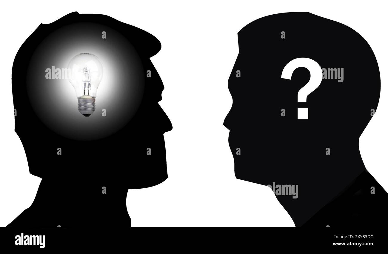 Silhouette von zwei Männer, einer mit einer Lampe auf dem Kopf, das Konzept der, eine Idee zu haben und die andere mit einem Fragezeichen auf dem Kopf zu veranschaulichen Stockfoto