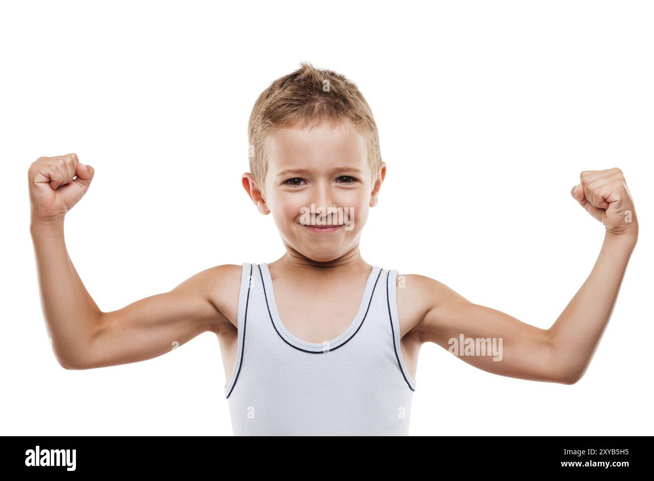 Schönheit lächelnder Sport Kind Junge zeigt seine Hand Bizeps Muskeln Stärke weiß isoliert Stockfoto