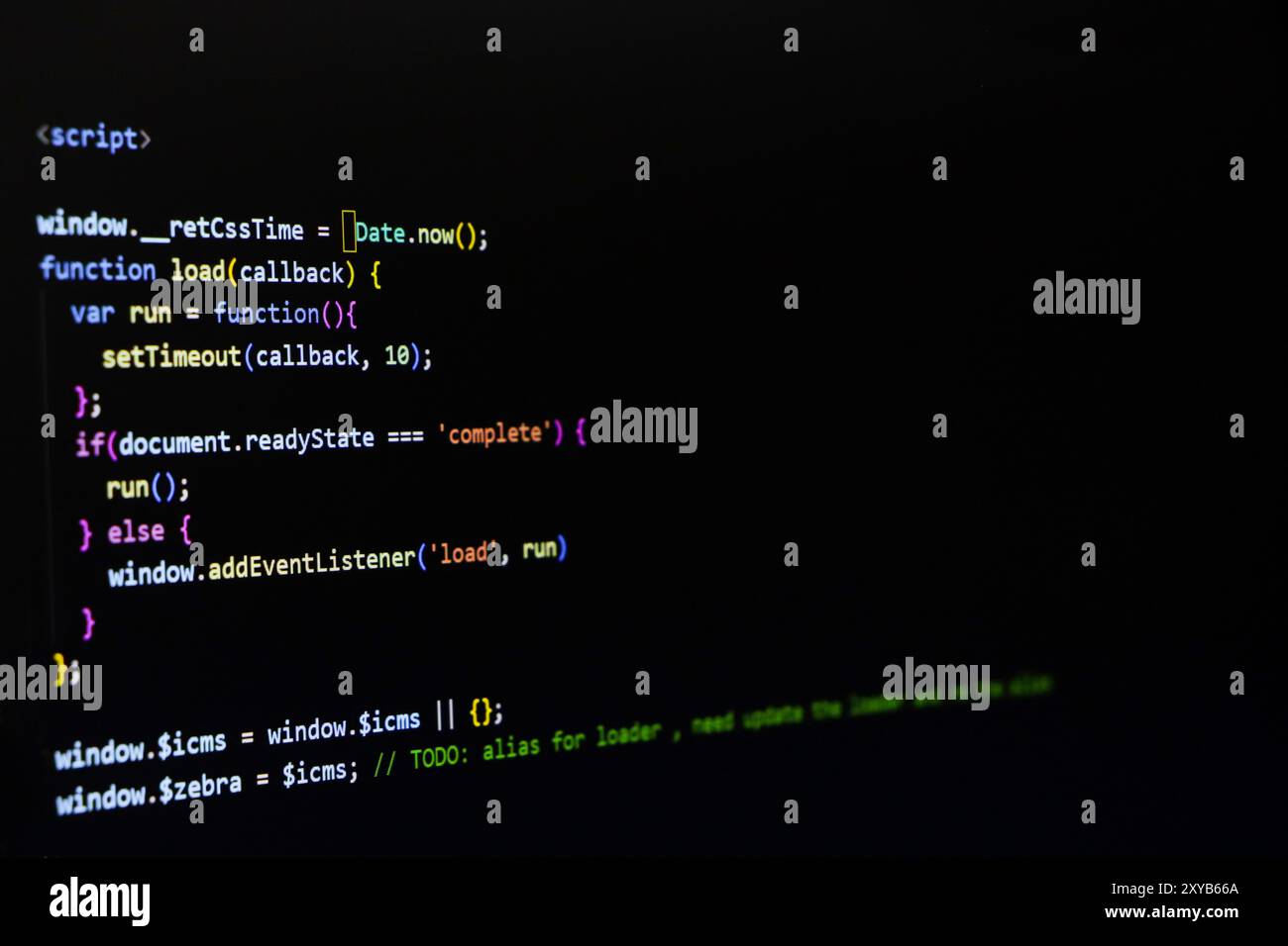 Software-Quellcode. Programmiercode. Programmiercode auf dem Computerbildschirm. Entwickler, die im Büro an Programmcodes arbeiten. Quellcode Stockfoto