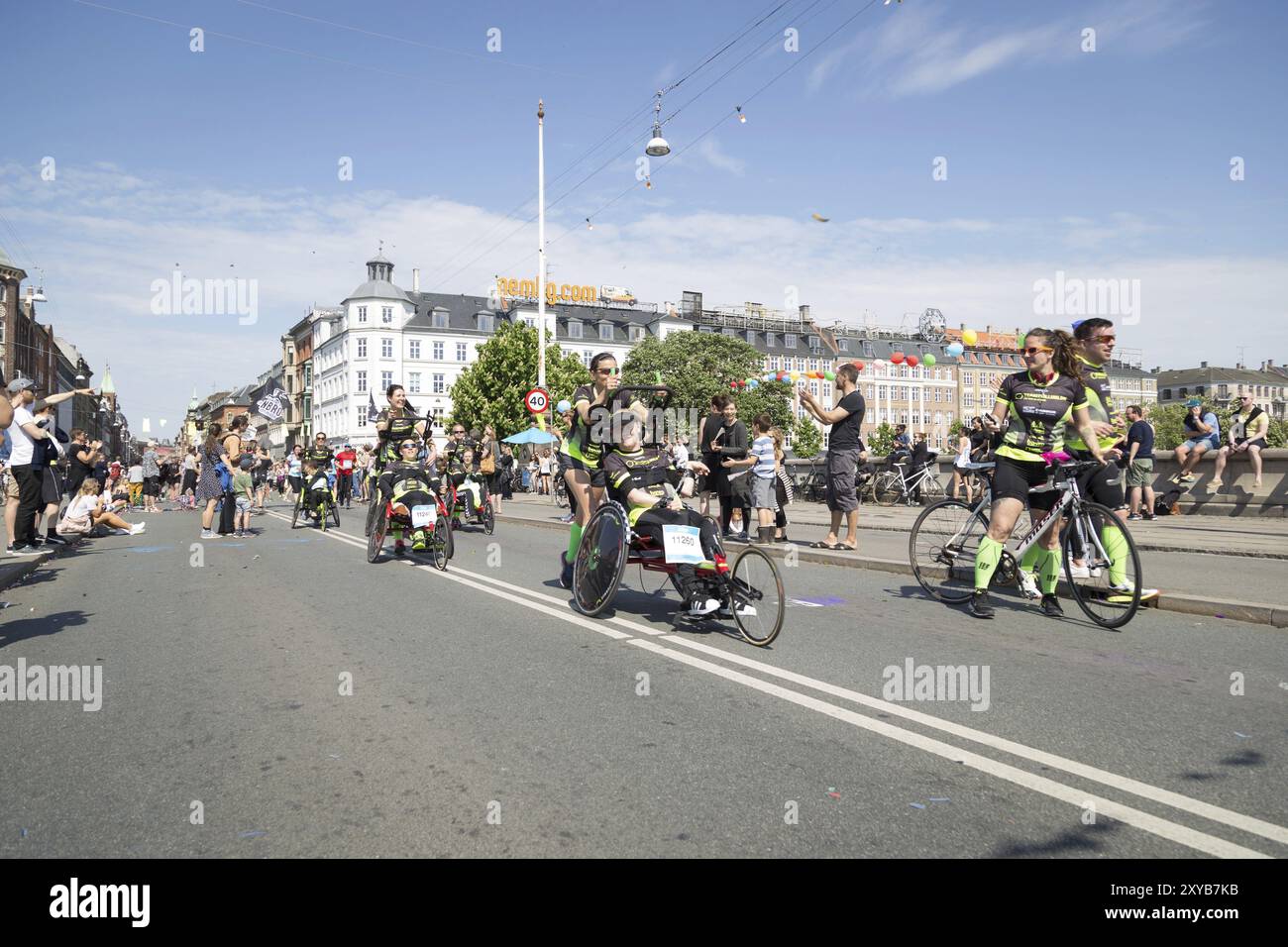 Kopenhagen, Dänemark, 22. Mai 2016: Läufer mit Rollstühlen beim jährlichen Kopenhagener Marathon, Europa Stockfoto