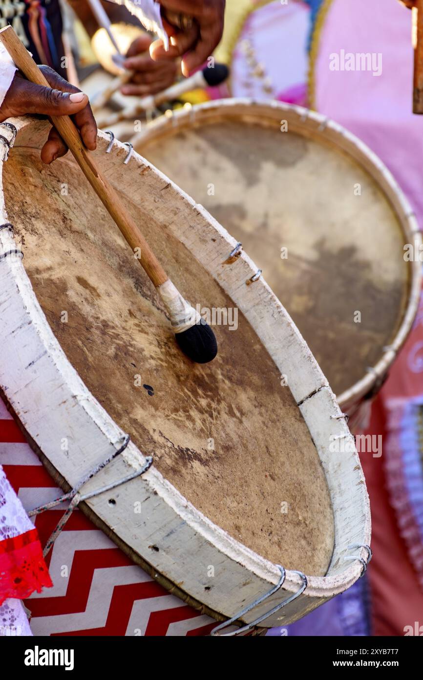 Rustikale und farbenfrohe Holztrommeln bei einer afro-brasilianischen Kulturveranstaltung auf den Straßen von Brasilien, Belo Horizonte, Minas Gerais, Brasilien und Südamerika Stockfoto