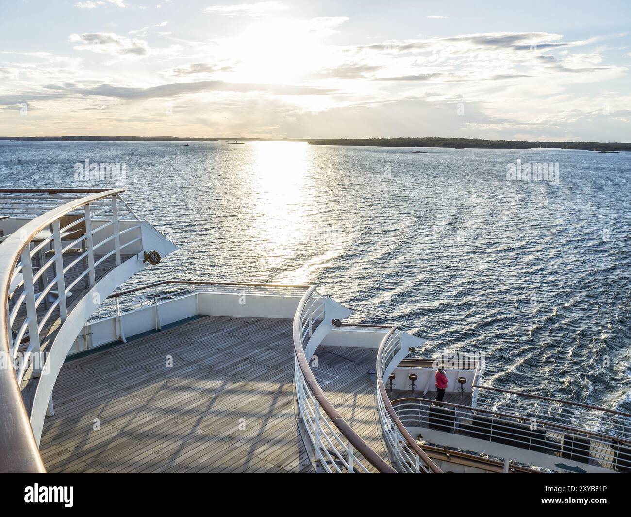 Blick von einem Schiffsdeck auf den Sonnenuntergang über dem Meer und die weite Weite des Wassers, stockholm, die ostsee, schweden, skandinavien Stockfoto