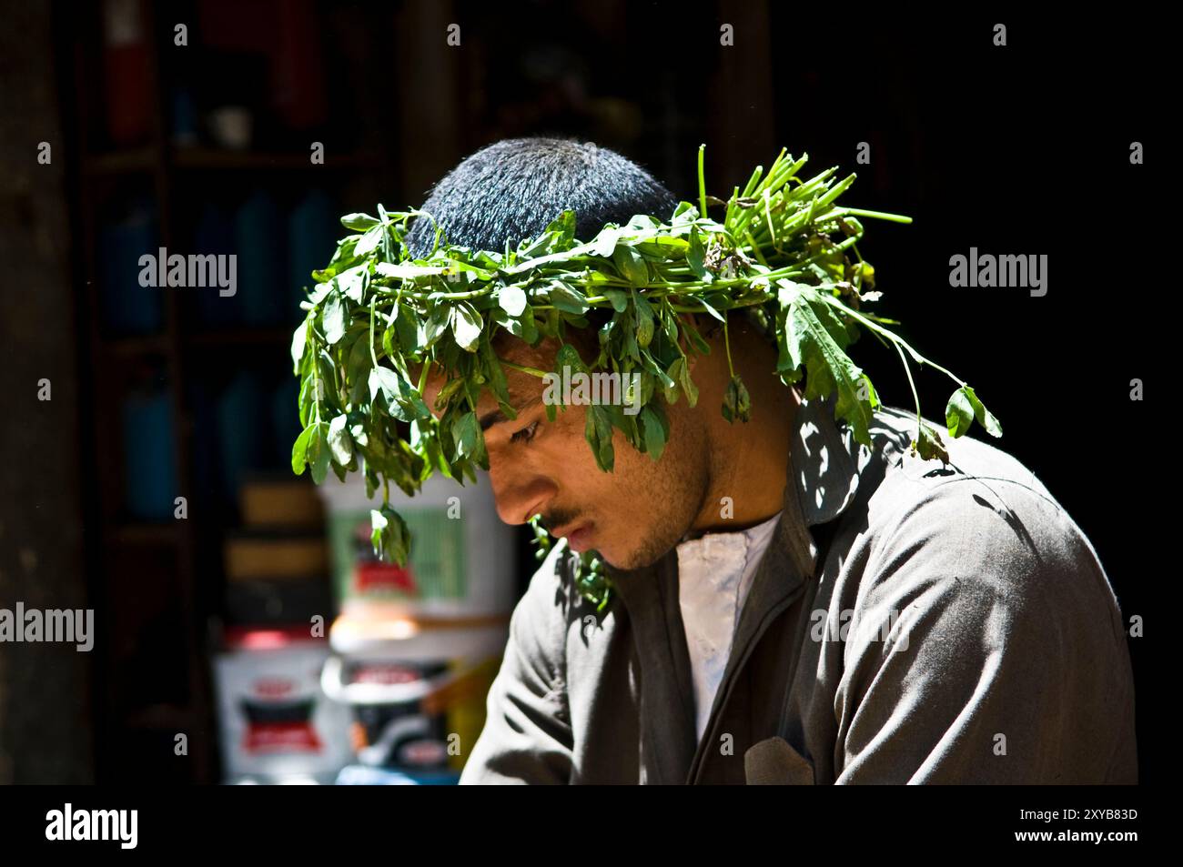 Eine ägyptische Verkäufer mit einer alternativen Hut in den engen Markt-Straßen von Kairo. Stockfoto