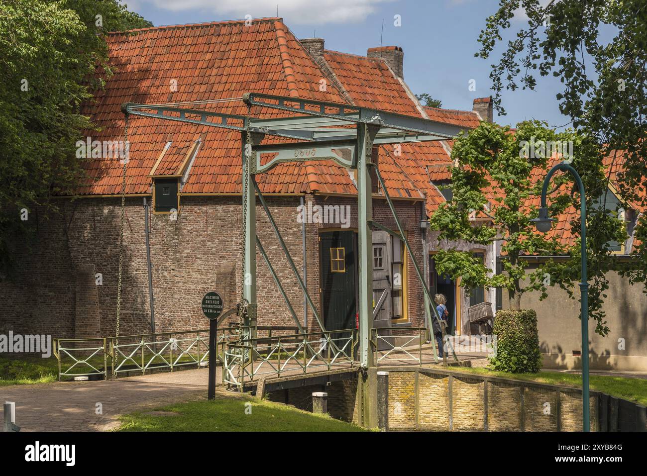 Enkhuizen, Niederlande. Juni 2022. Die Kirche und Zugbrücke des Zuiderzee Museums in Enkhuizen Stockfoto