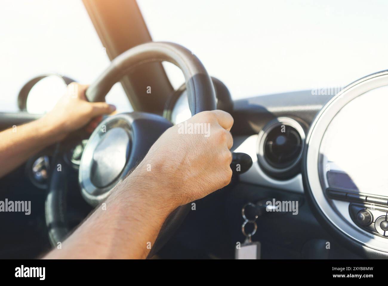 7/8-Ansicht des jungen Mannes fahren Auto. Sommer und Travel Concept Stockfoto