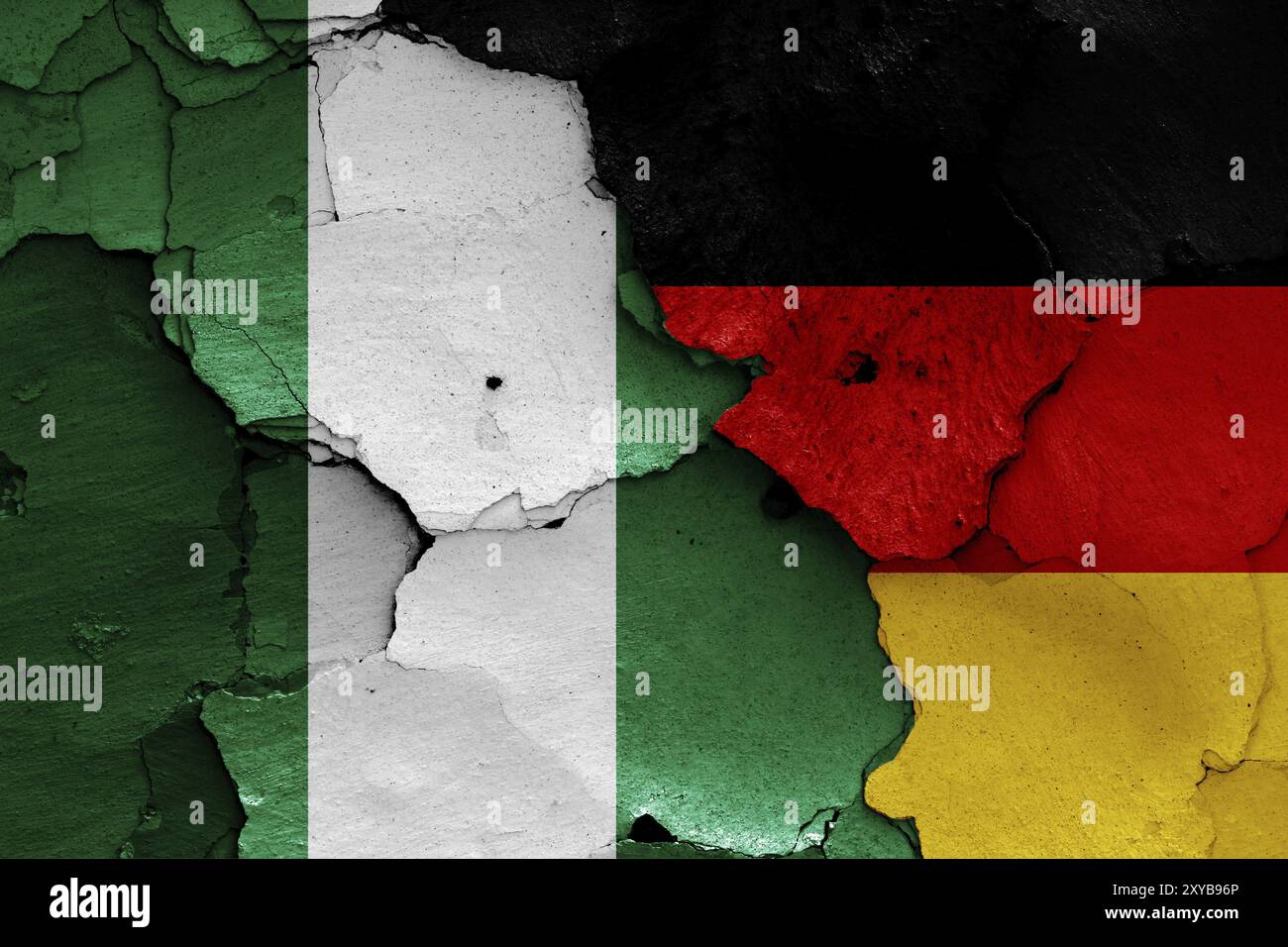 Flaggen von Nigeria und Deutschland auf gerissene Wand gemalt Stockfoto