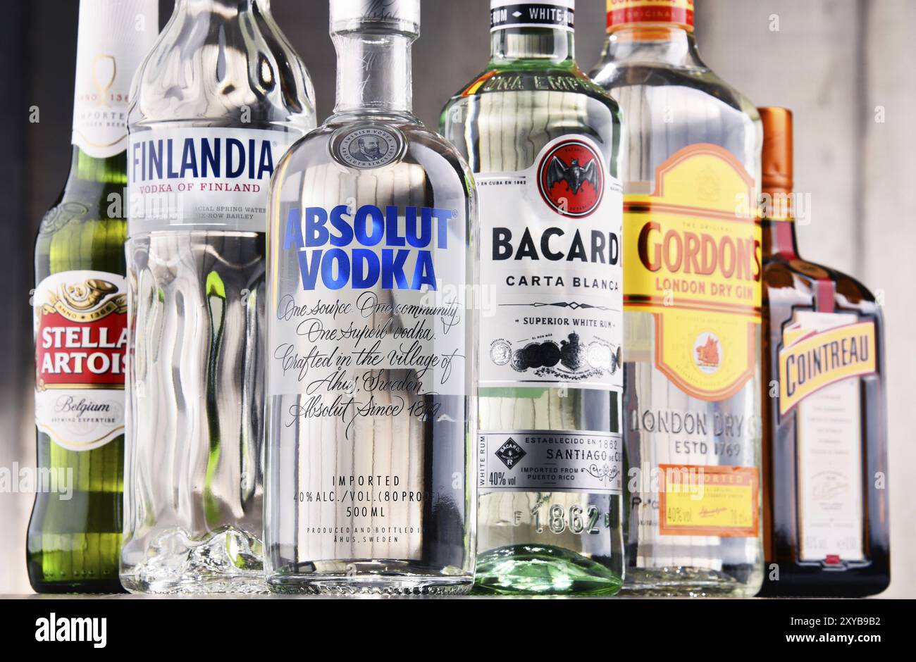 POSEN, POLEN, 17. MAI 2017: Weltweit konsumieren rund 2 Milliarden Menschen Alkohol, eine der am häufigsten verwendeten Freizeitdrogen der Welt, mit jährlichem Konsum Stockfoto
