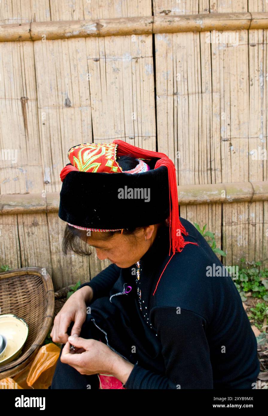 Porträt einer Miao-Frau, aufgenommen in der Provinz Süd-Yunnan in China. Stockfoto