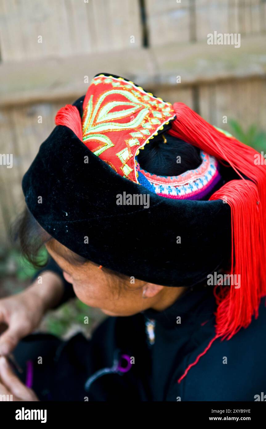 Porträt einer Miao-Frau, aufgenommen in der Provinz Süd-Yunnan in China. Stockfoto