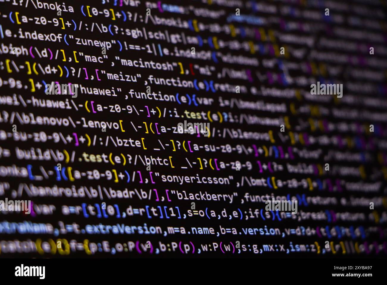 Software-Quellcode. Programmiercode. Programmiercode auf dem Computerbildschirm. Entwickler, die im Büro an Programmcodes arbeiten. Quellcode Stockfoto