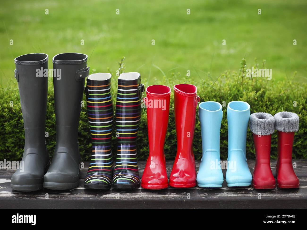 Fünf Paare von einem bunten Gummistiefel. Familienkonzept Stockfoto