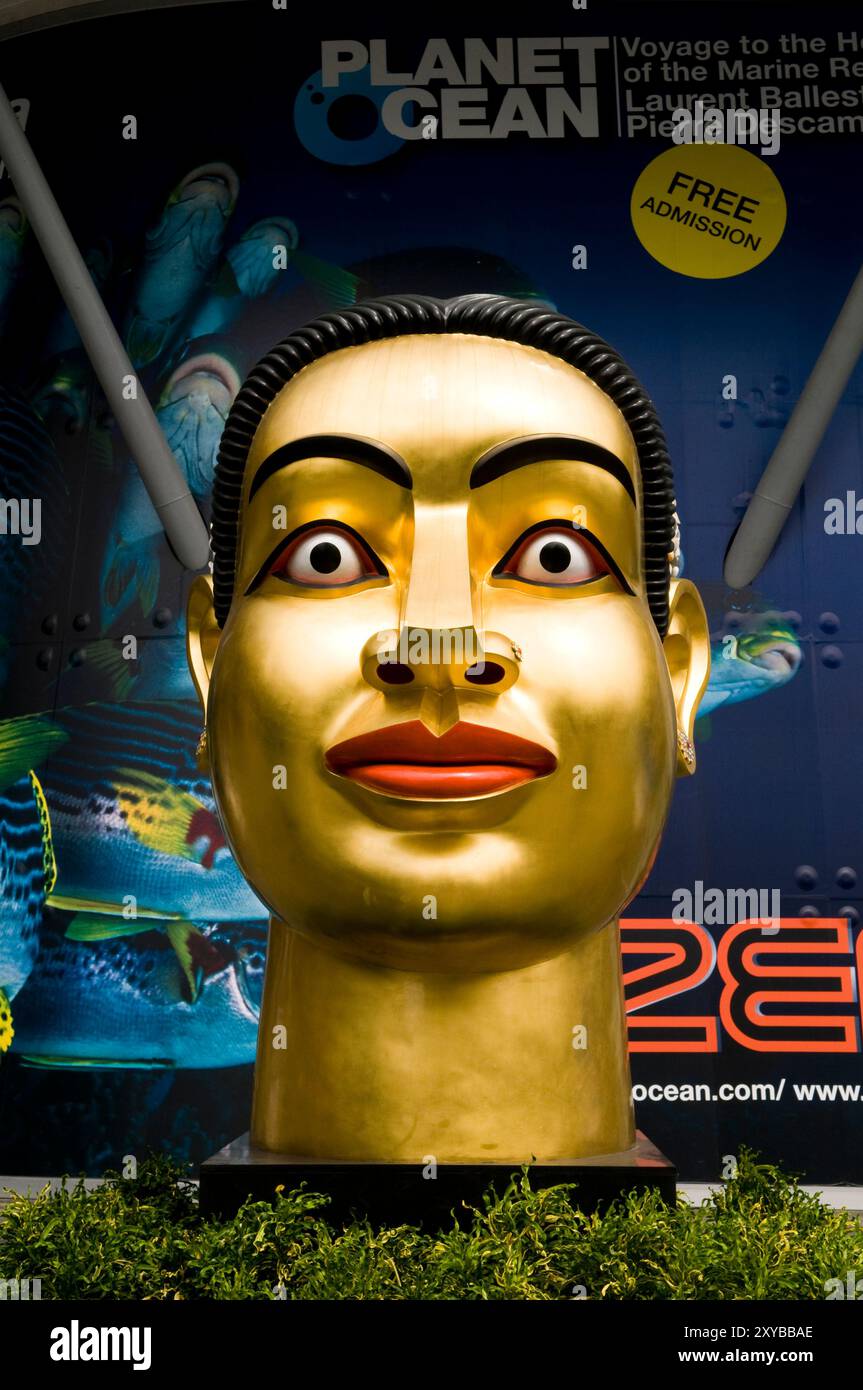 Goldene Kopfskulptur von Ravinder Reddy vor dem Einkaufszentrum Central World. Bangkok, Thailand. Stockfoto