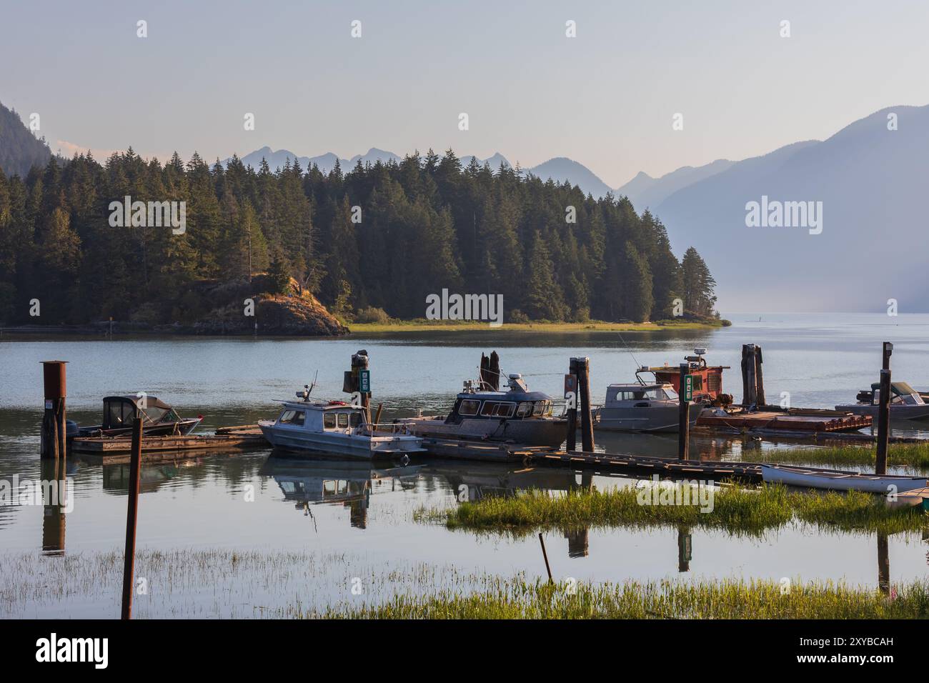 Pitt Meadows umgeben von majestätischen schneebedeckten Bergen, Parks, Flüssen und Nordamerikas größtem Gezeitensee. Legen Sie mit Fischerbooten an. Natursurro Stockfoto