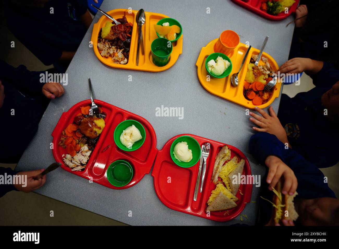 Aktenfoto vom 09/22 von Schülern, die ihr Mittagessen in der Schulkantine zu Beginn der Einführung von universellen kostenlosen Schulmahlzeiten für Grundschulkinder in Ysgol Y Preseli in Pembrokeshire essen. Fast drei von zehn Lehrern in England haben den Schülern im Sommersemester aus Sorge um ihr Wohlergehen persönlich Nahrung zur Verfügung gestellt, so eine Umfrage. Ausgabedatum: Donnerstag, 29. August 2024. Stockfoto