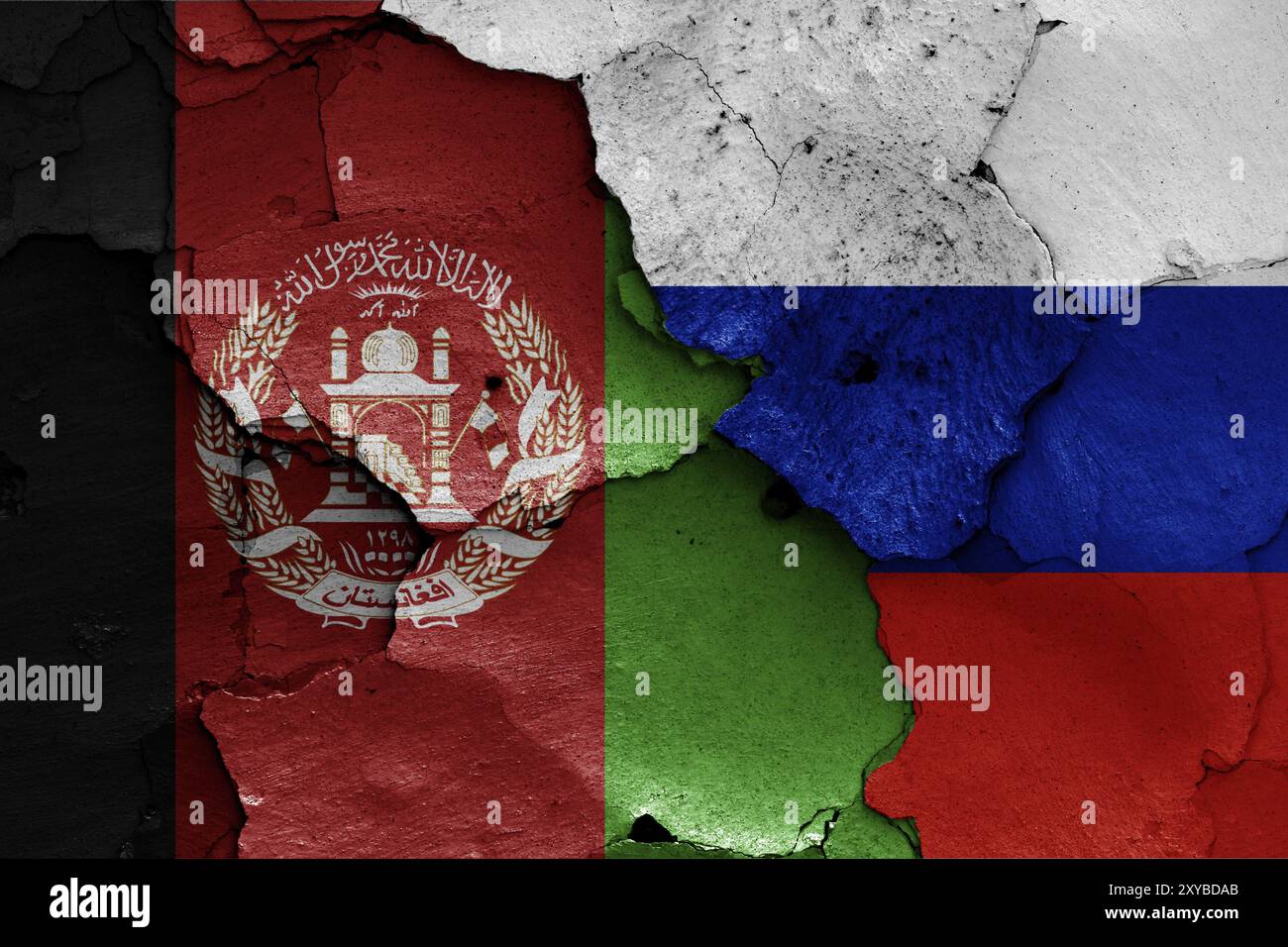 Fahnen von Afghanistan und Russland auf zerrissene Wand gemalt Stockfoto