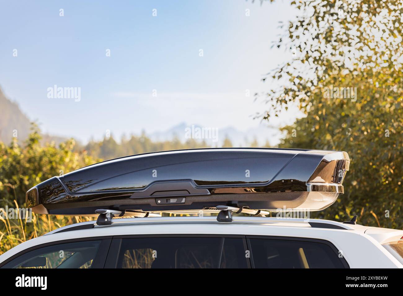 Kofferraum oder Laderaum auf dem Dach des Fahrzeugs. Reisen, Familienurlaub. Zubehör für den Transport. Reisekonzept, Kopierraum. Stockfoto