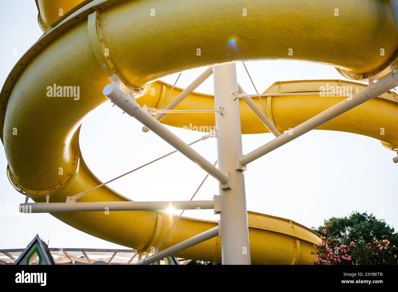 Wasserrutsche, Gelb, Vergnügungspark - Nahaufnahme einer gelben Wasserrutsche in einem Vergnügungspark, wahrscheinlich tagsüber. Stockfoto Wasserrutsche, Gelb, Vergnügungspark - Nahaufnahme einer gelben Wasserrutsche in einem Vergnügungspark, wahrscheinlich tagsüber. Stockfoto