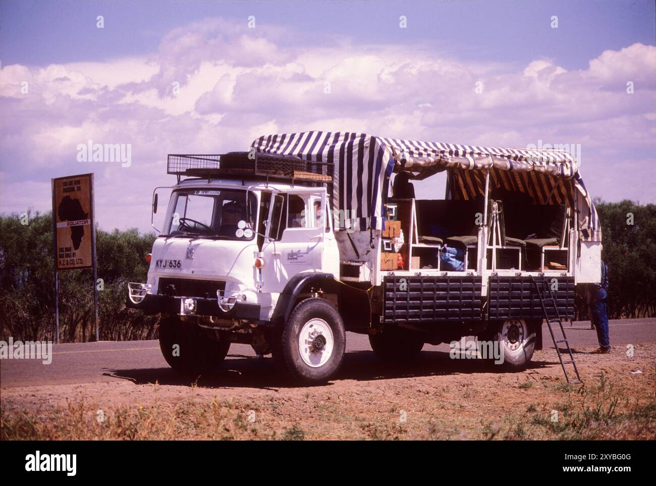 Bedford 4X4 Truck, der in der Vergangenheit für Turkana Safari verwendet wurde, überquerte die Equator Line in Nanyuki, Kenia Stockfoto Bedford 4X4 Truck, der in der Vergangenheit für Turkana Safari verwendet wurde, überquerte die Equator Line in Nanyuki, Kenia Stockfoto