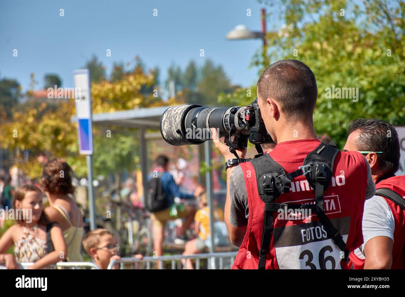 Bayona, Pontevedra, Spanien; 27. August 2024; Eine Gruppe professioneller Fotografen machte sich mit ihren Kameras auf und wartete gespannt auf die letzten Momente von A spor Stockfoto