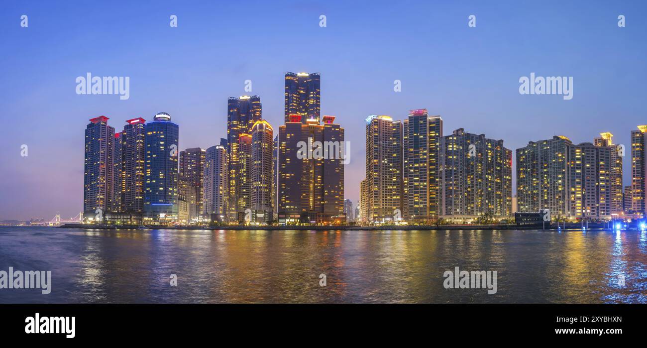 Panorama der Skyline von Busan an Marina und Gwangandaegyo Bridge, Busan, Südkorea, Asien Stockfoto